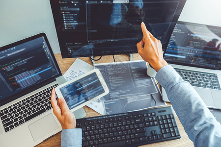 青年程序員 在代碼與創新中構建數字未來